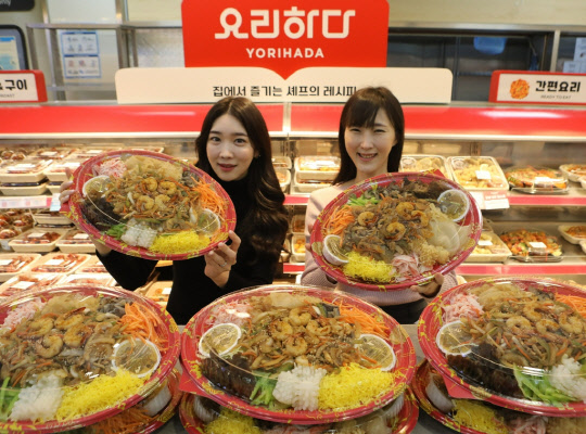 모델이 롯데마트에서 즉석조리식품인 '해물 양장피'를 소개하고 있다. 롯데마트 제공